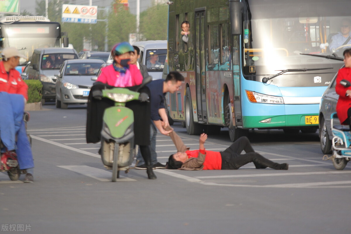 男子捡苍蝇碰瓷:男子捡苍蝇碰瓷视频