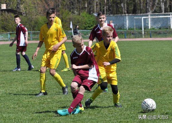 美国球迷对英格兰高呼soccer:美国对英国篮球